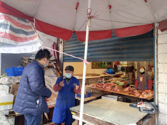 宣传防控规定劝解经营户关门