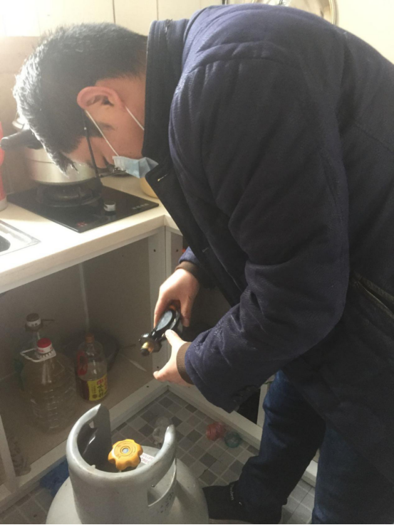 为包保户更换煤气罐 为包保户更换煤气罐