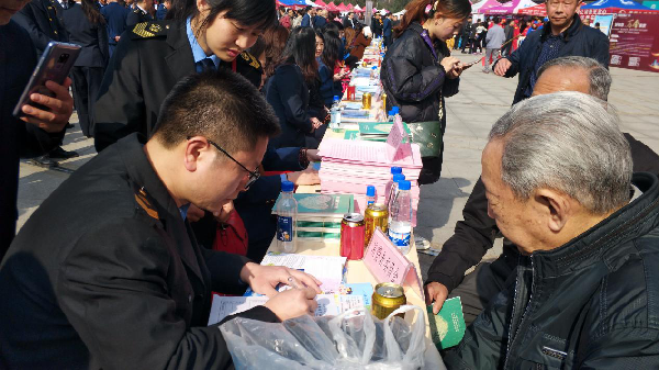 2019年3月15日，咸宁市市场监管局、咸宁市消委会的干部在活动的主会场----咸宁同惠国际广场发放宣传资料，免费为消费者提供咨询，受理消费者投诉