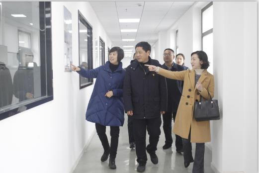 市局党组成员、副局长刘作友、市消委负责人魏海霞与代表们一起参观生产车间