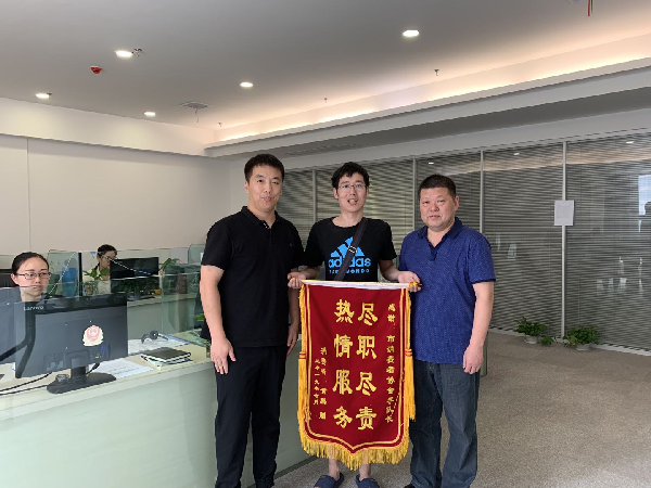 消费者黄先生为李闽送上“尽职尽责、热情服务”的锦旗 消费者黄先生为李闽送上“尽职尽责、热情服务”的锦旗