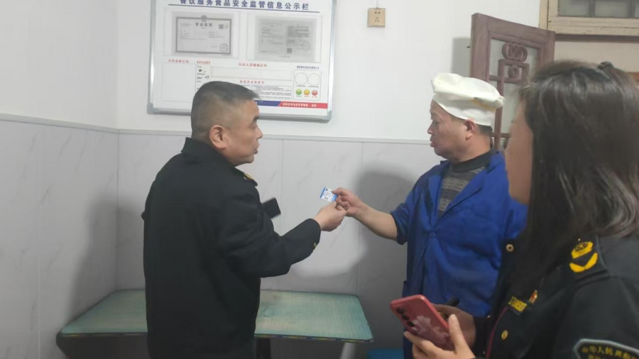 安陆市开展网红餐饮店食品消费安全检查3.png