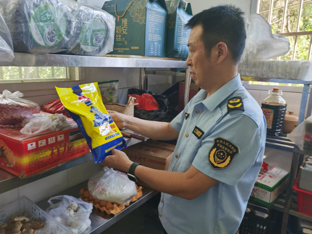 安陆市开展夏令营食品安全检查筑牢暑期研学“健康防线”图片1.png