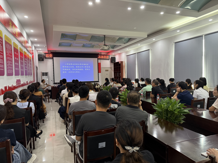 市消保中心商品和服务监督部主任屈飞在天丽授课图片1.png