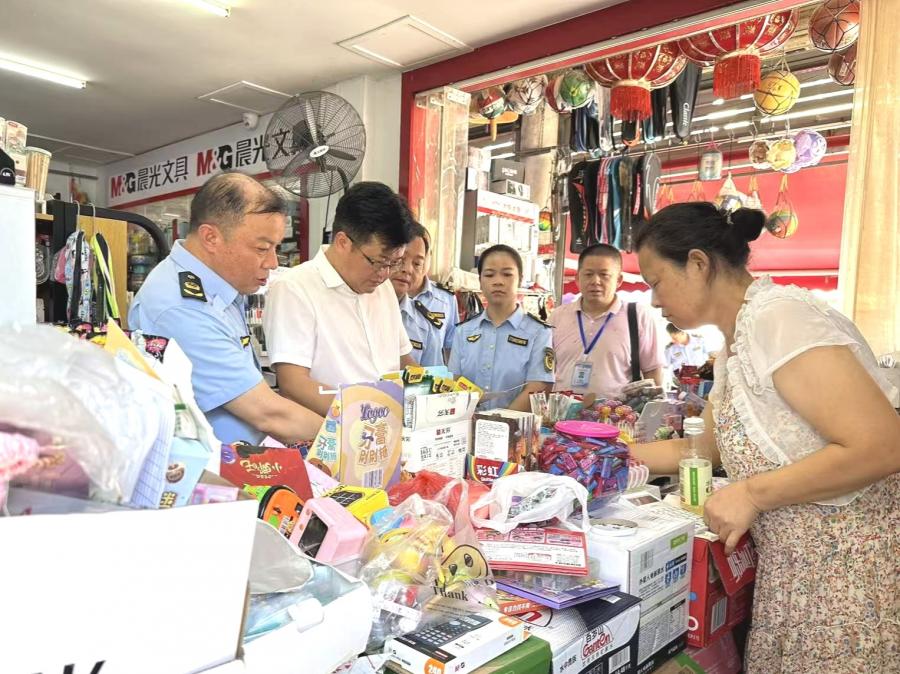汉川市场监管局开展校园周边市场专项检查.png